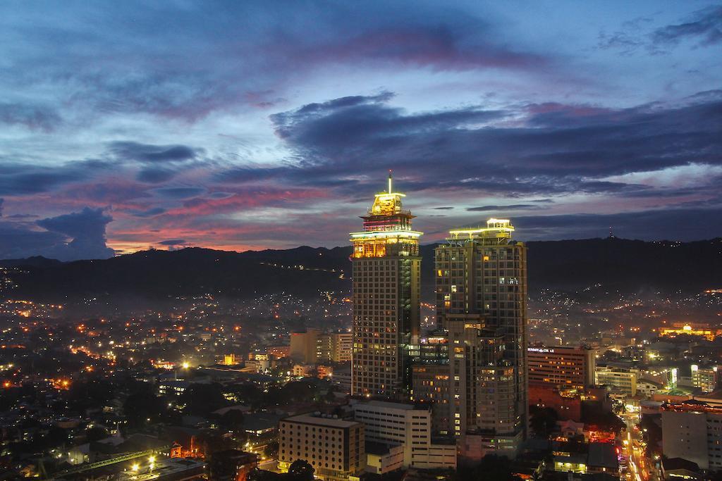 Crown Regency Hotel & Towers セブ市 エクステリア 写真